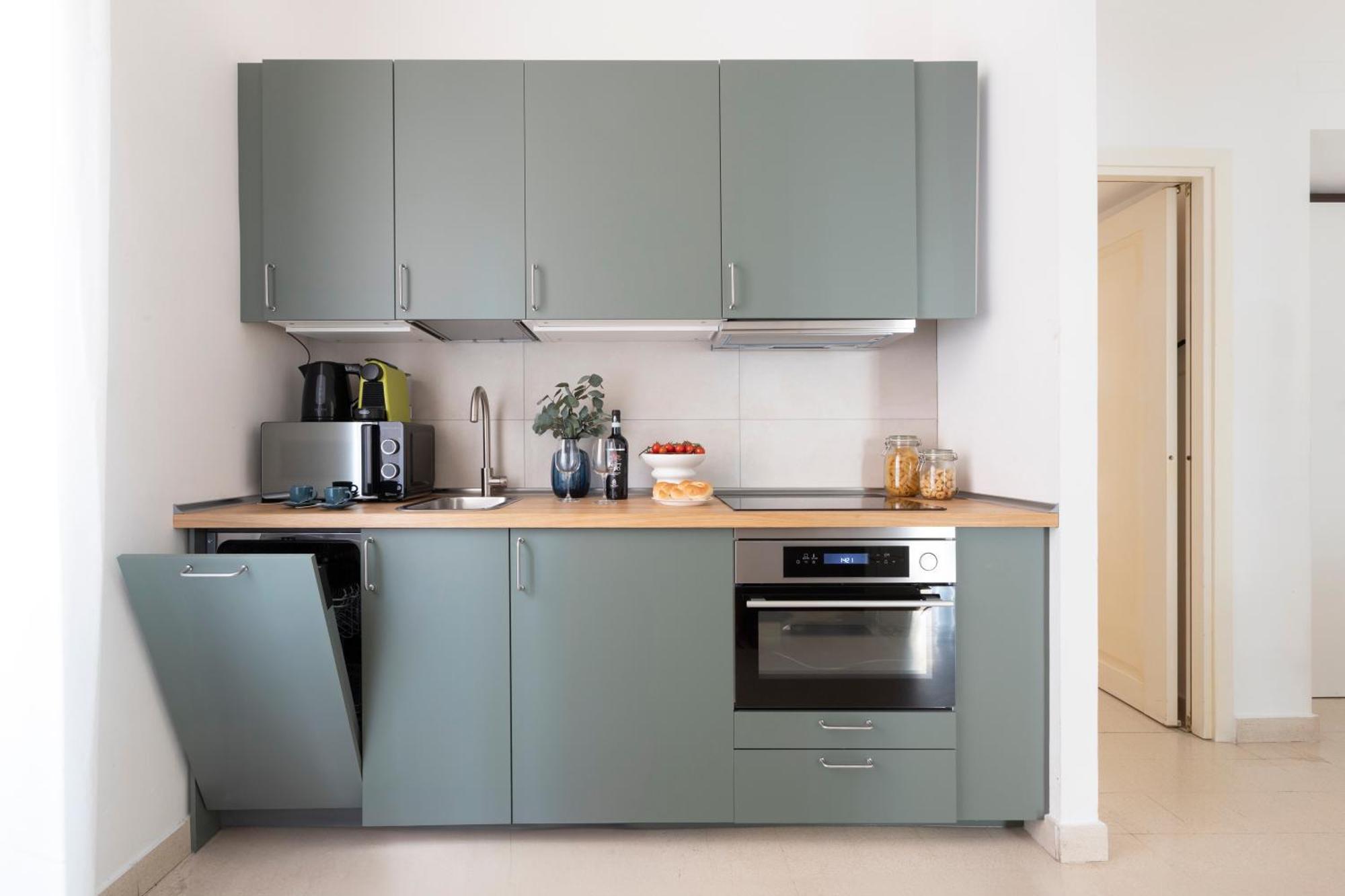 Appartamento The Rent - Sunny Three-bedroom Near Ottaviano Metro Stop *
